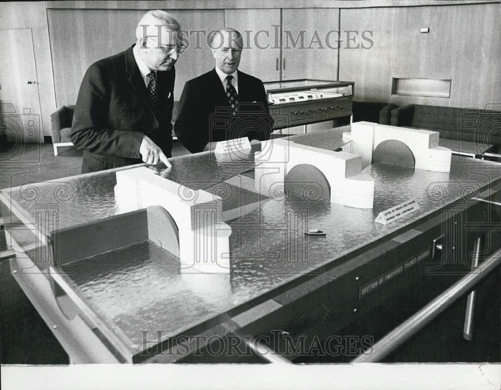 1973 Press Photo Mr. Godber &amp; Sir Desmond - Historic Images