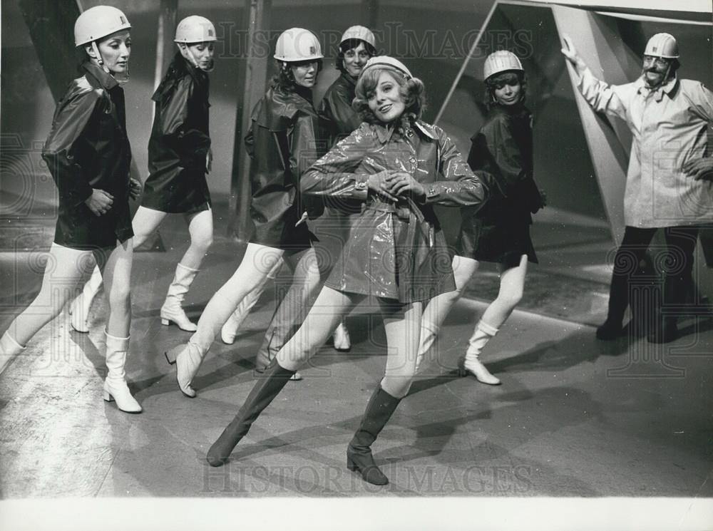 Press Photo Sheila White Un Ballet Des Travaux Publics Shelia White Entouree De - Historic Images