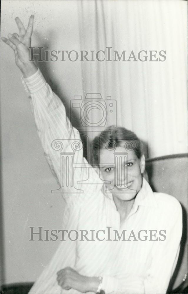 1977 Press Photo Czech Parliamentary Member Melina Mercouri Raising Hand - Historic Images
