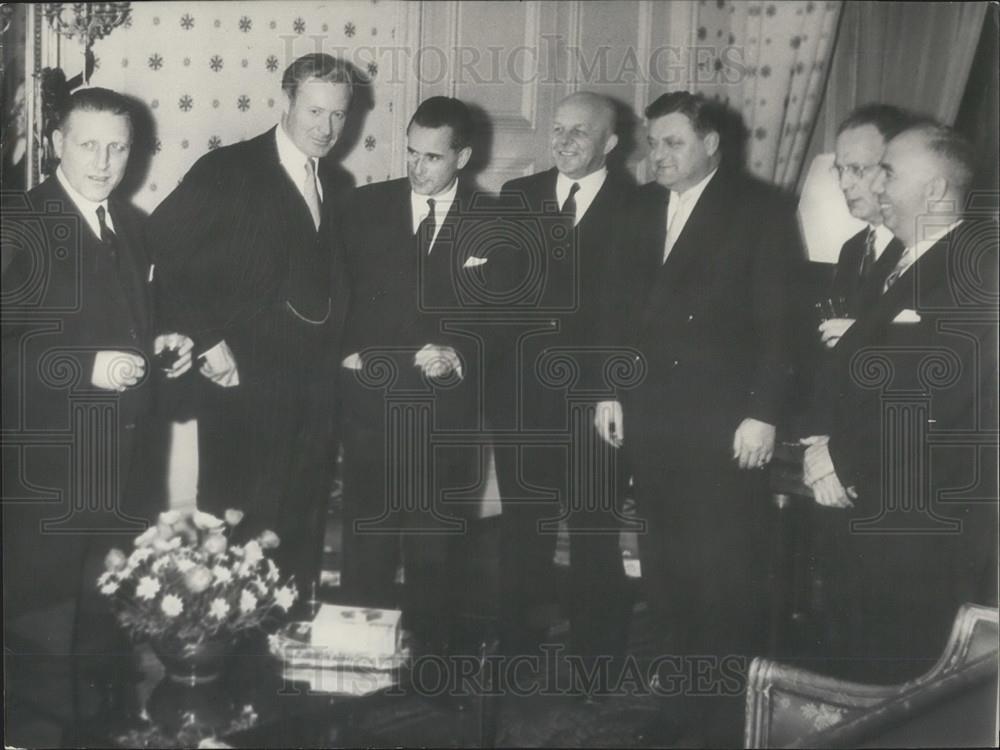 Press Photo NATOÃ¢s Defence Ministers in Paris - Historic Images