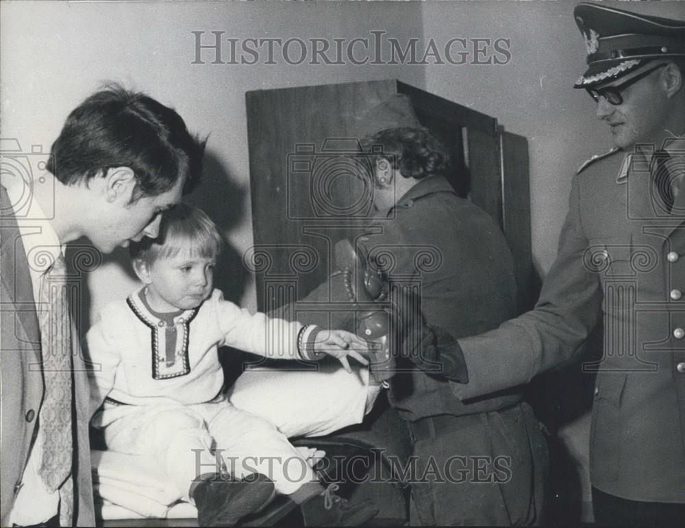 1971 Press Photo Gerd Mayer Assistant Chemist With Son Volker At Work - Historic Images