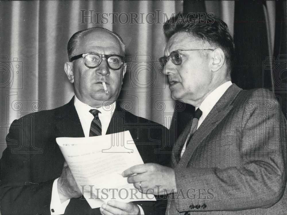 Press Photo Guy Mollet General Secretary SFIO Head Congress M. Gazier France - Historic Images