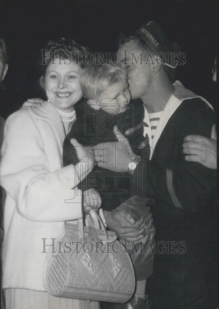 1956 Press Photo Sailor Back from Algeria, Paris, France - Historic Images