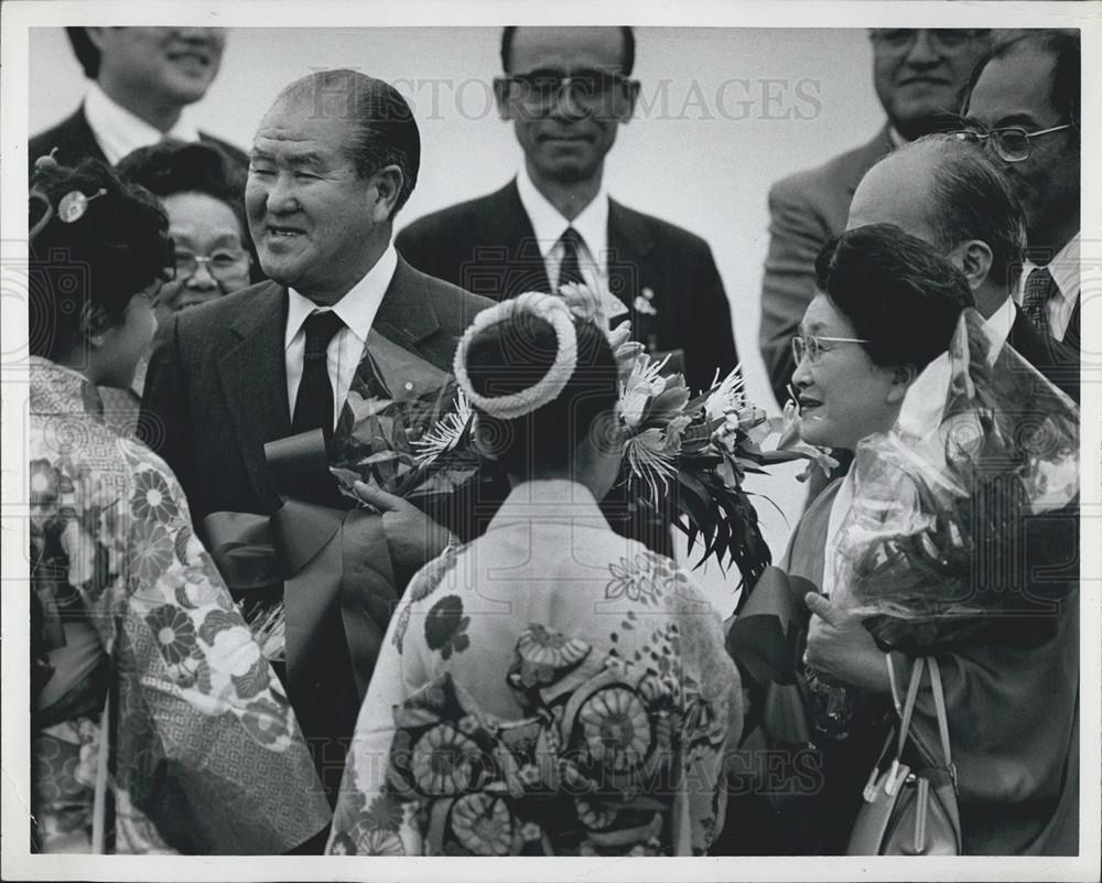 Press Photo Women In Kimonos Talk With Men In Suits - Historic Images