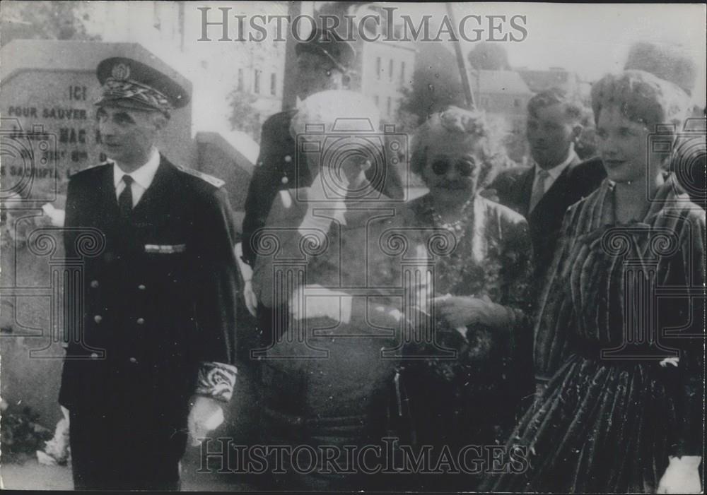 1961 Press Photo Widow Mae Macracken Weeping At Commemoration Ceremony - Historic Images