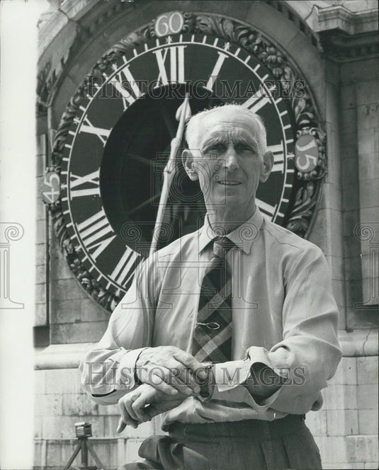 1969 Press Photo Clock Winder Wilfred Cripps At St. Paul's Cathedral - Historic Images