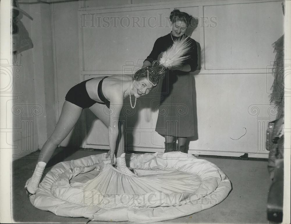 Press Photo Jo Anne Lee has to hold on to the Wardrobe Mistress - Historic Images