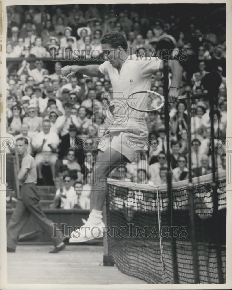 1954 Press Photo Wimbledon today, P. Washer jumps the net - Historic Images