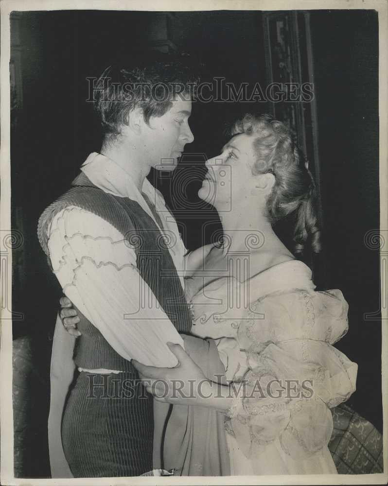 1953 Press Photo Peggy Ashcroft and Tony Britton Shakespeare Memorial Theatre - Historic Images