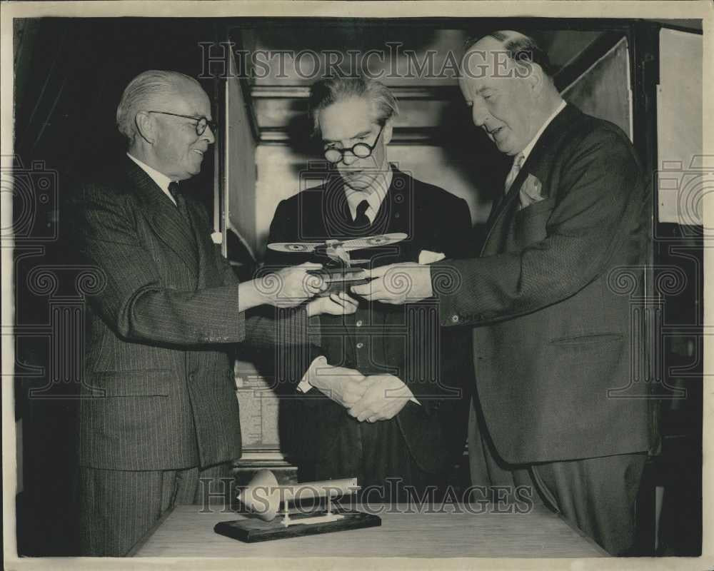 1955 Press Photo Guided Missile Control Gear Handed Over to Imperial War Museum - Historic Images