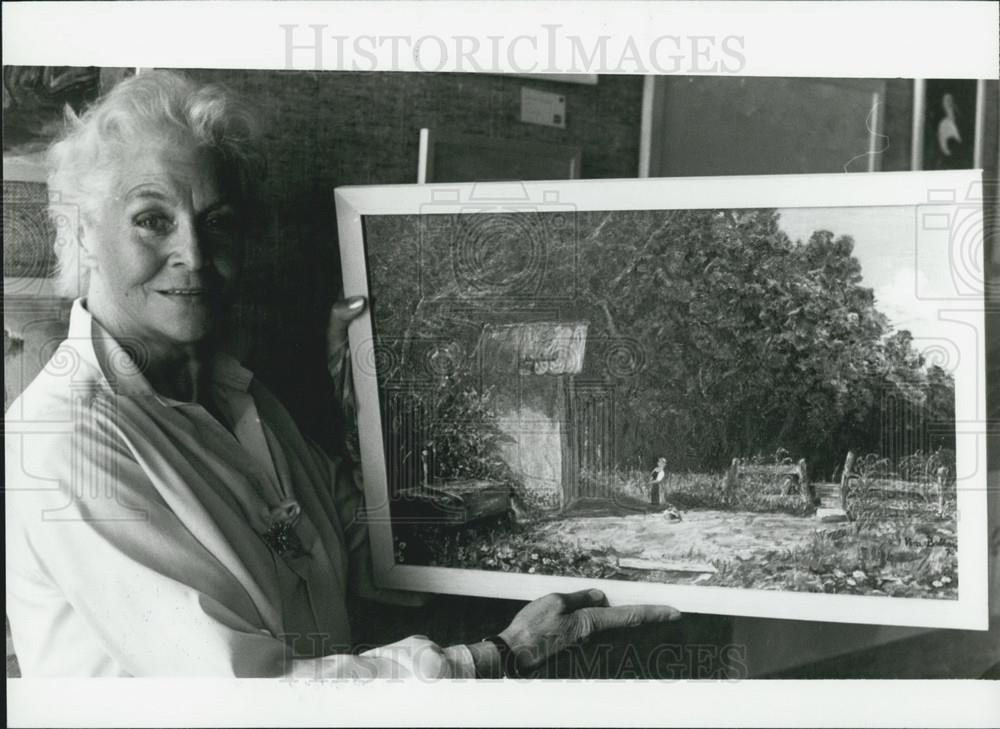 Press Photo Artist Vera Bruhne Exhibits Her Paintings - Historic Images