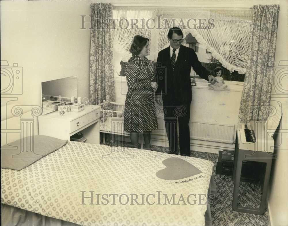 1976 Press Photo US Ambassador Elliot Richardson Visits GLC Estate - Historic Images