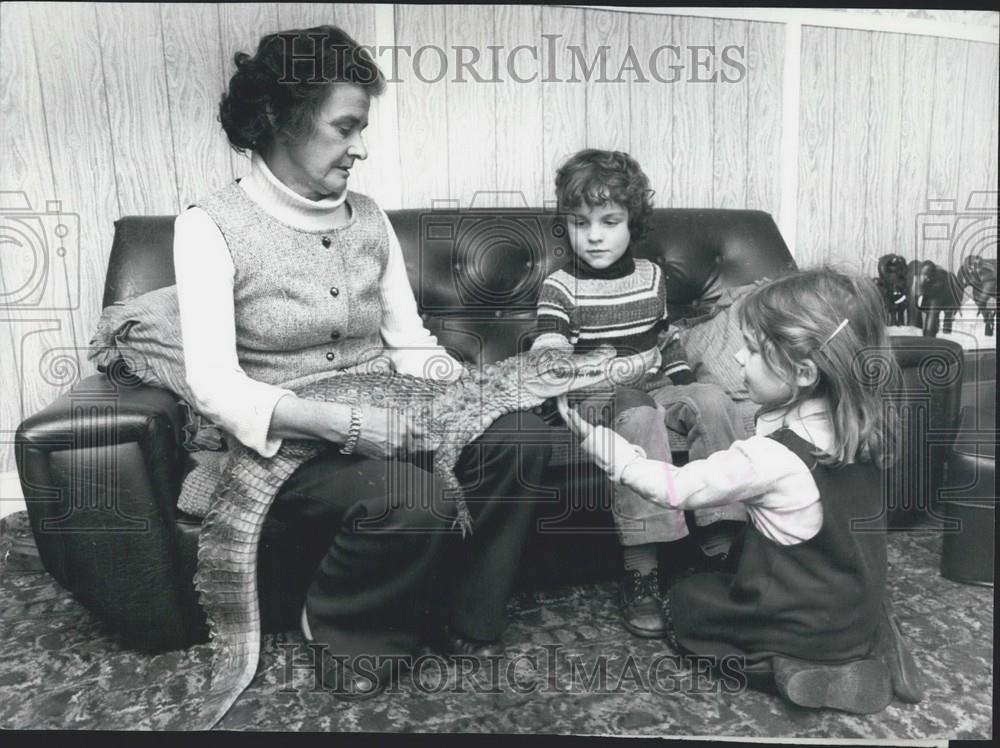 Press Photo Sidney the pet &#39;Alligator&#39; Mrs. &#39;Carlie&#39; Gremo, - Historic Images