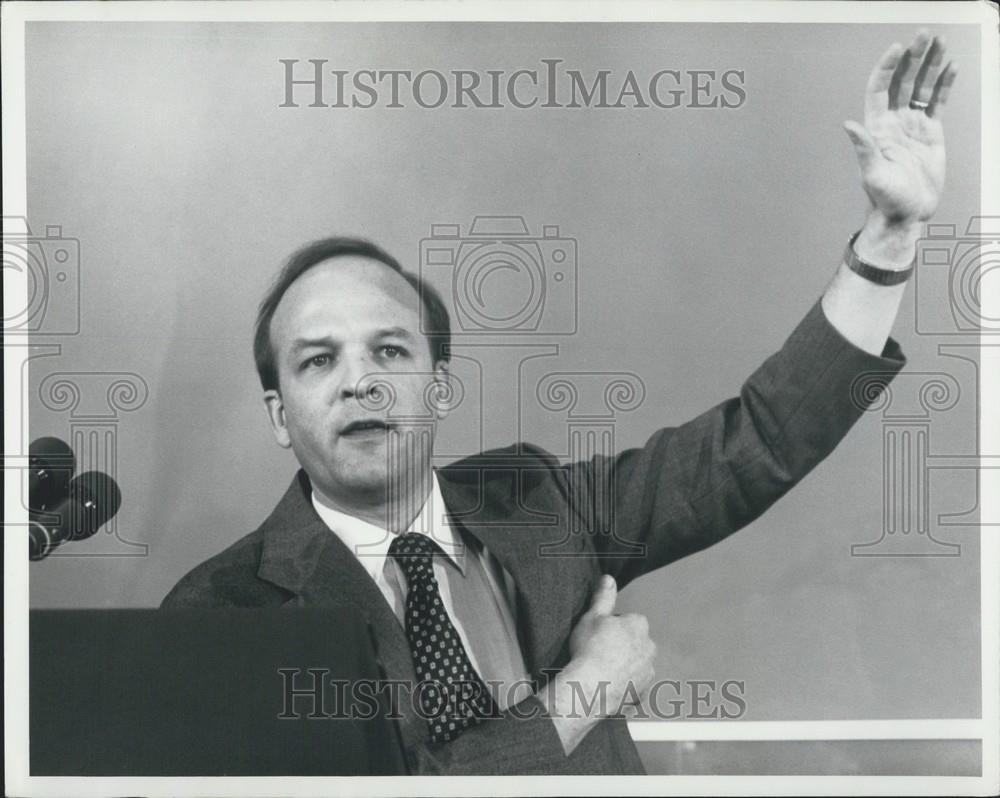 1981 Press Photo Dr O'Grady Informing Public of Pres Condition after Shooting - Historic Images