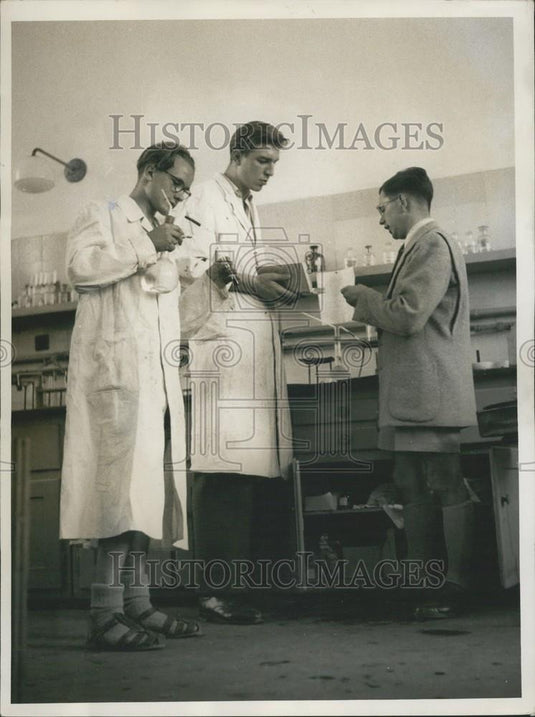 Press Photo Fritz Eberhard ,and his doctors - Historic Images
