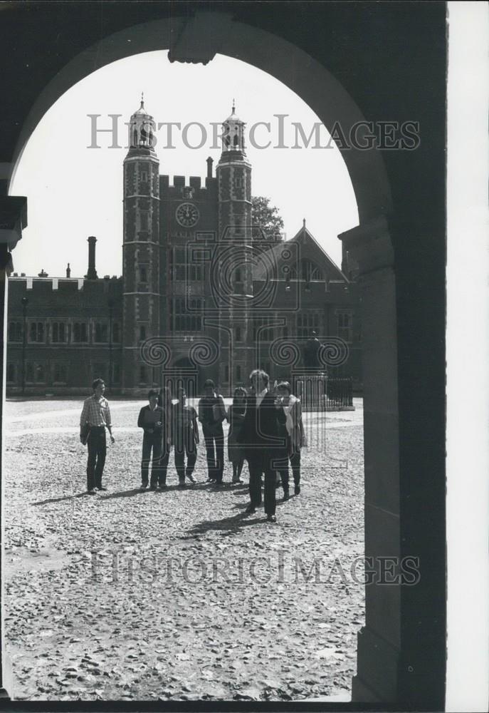 Press Photo Adrian Gardner Eton School Tour Foreign Students College Grounds - Historic Images