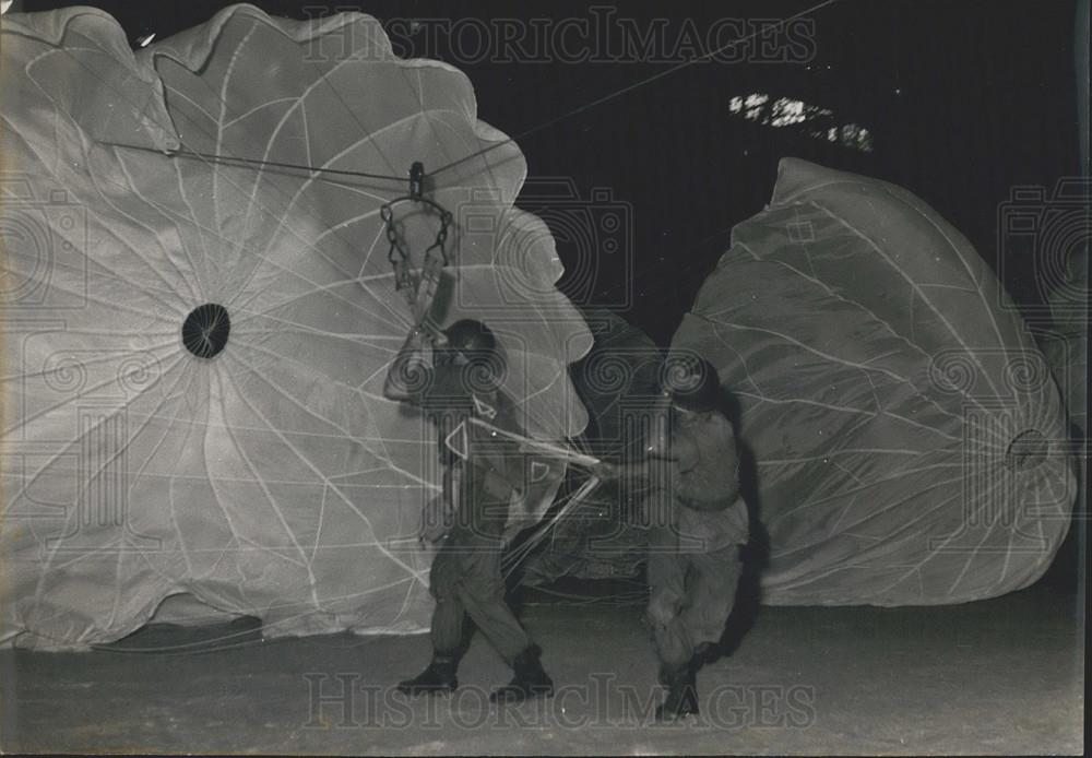 1953 Press Photo Army Show, Paratroopers, Palais Des Sports, Paris France - Historic Images