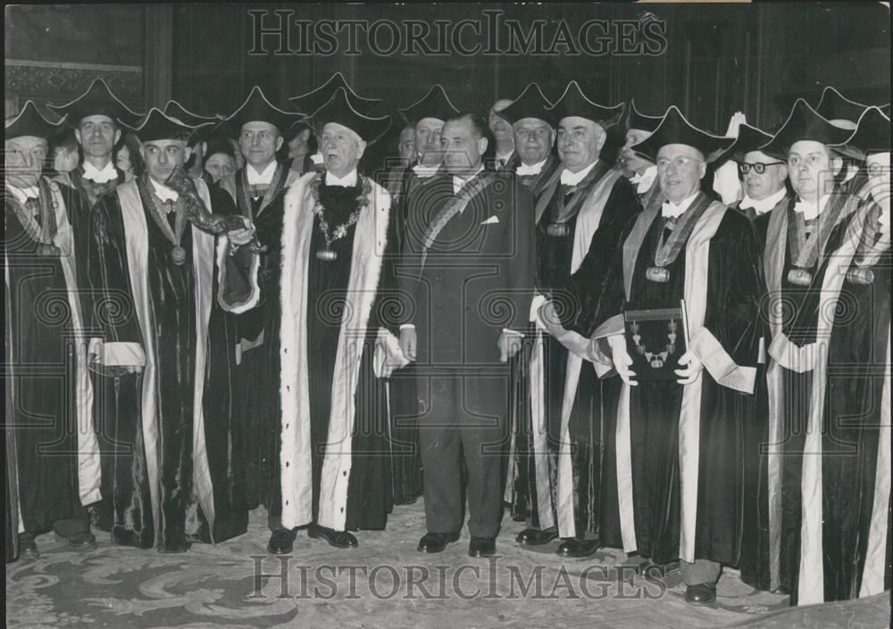 1953 Press Photo Mayor of Paris wearing the ribbon of Brotherhood of Sacavins - Historic Images