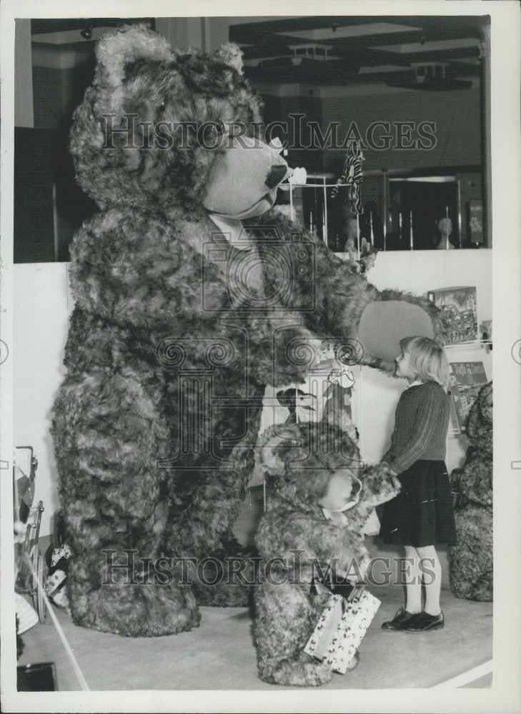 1959 Press Photo Janet Bone &amp; Giant Teddy Bear at Bentall&#39;s Store - Historic Images