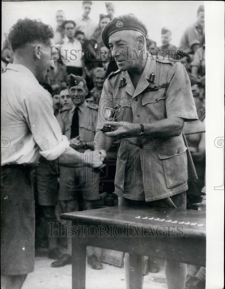 1969 Press Photo Lieutenant General Noel MacFarlan Presenting Small Trophy - Historic Images