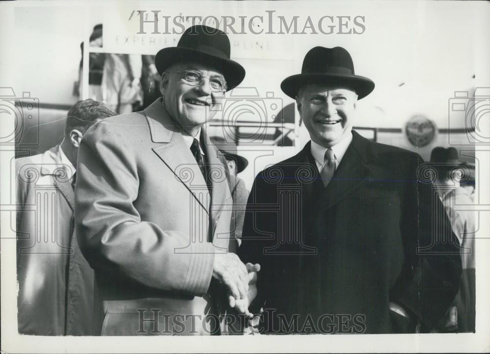 1954 Press Photo Mr. Dulles arrives by air to attend the Nine-Power conference - Historic Images