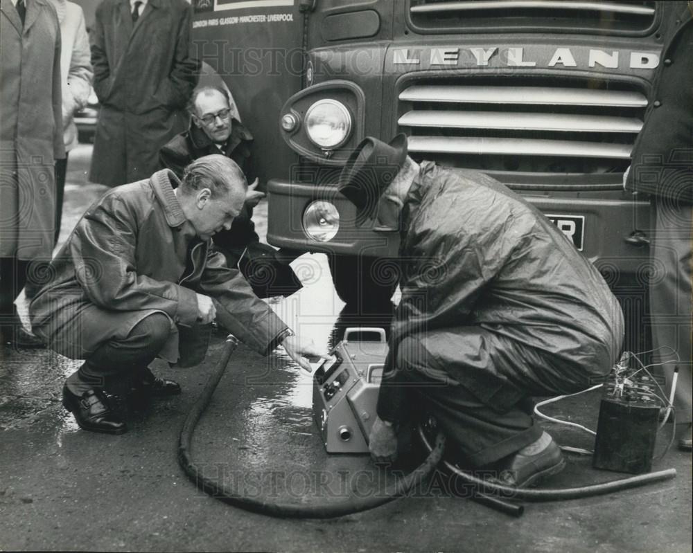 1963 Press Photo Transport Minister Ernest Marples Checking Diesel Fumes - Historic Images