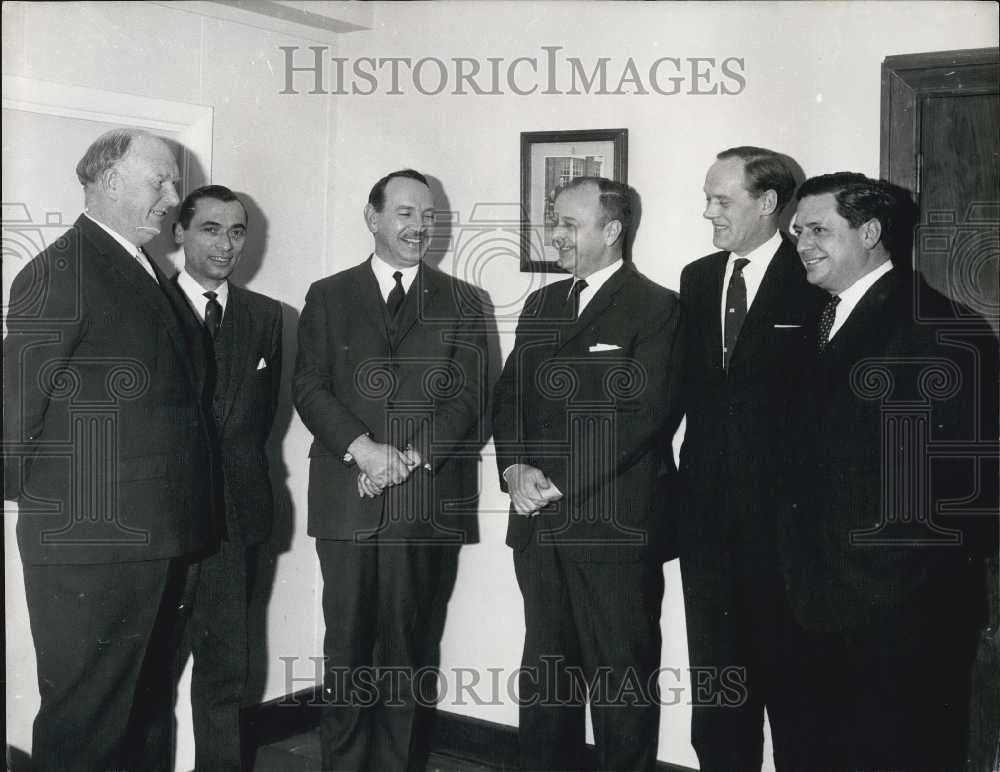 1968 Press Photo British Official at Visit at US Embassy - Historic Images