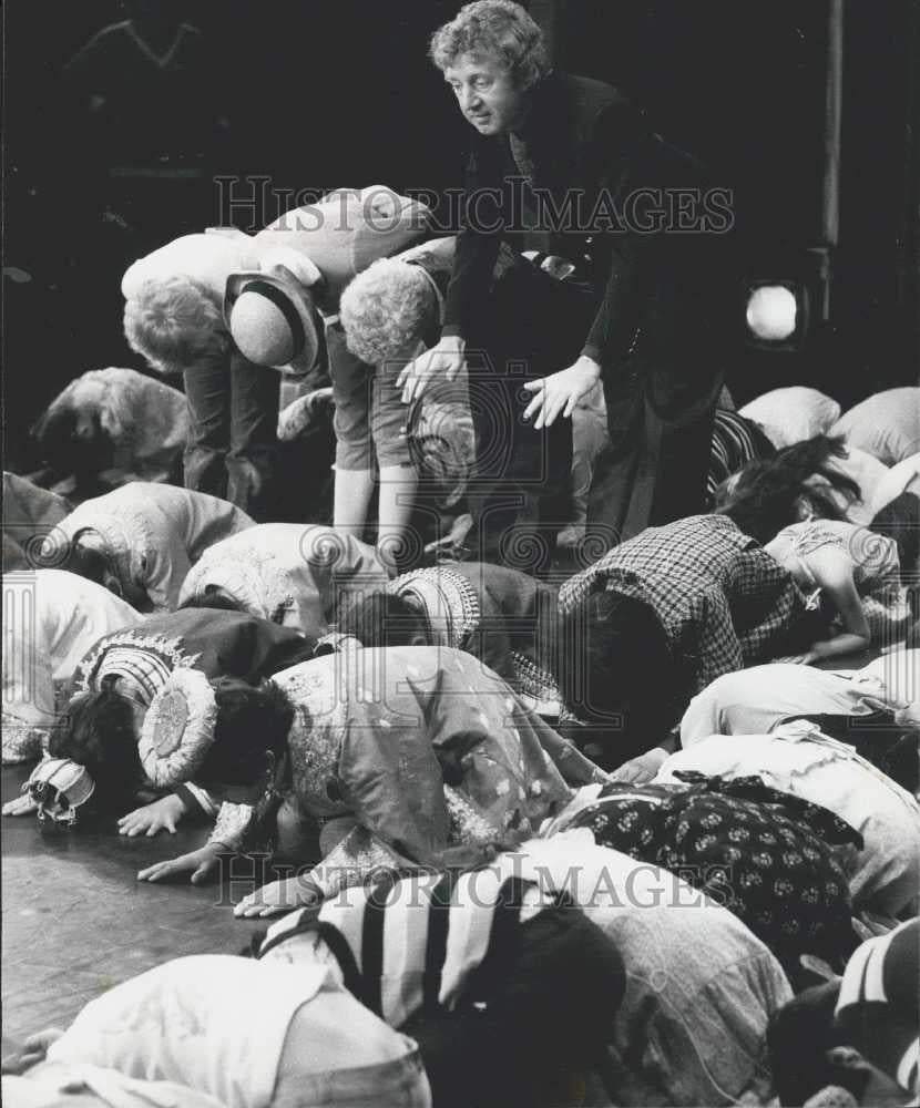 1979 Press Photo Cast of children in a play and the producer - Historic Images