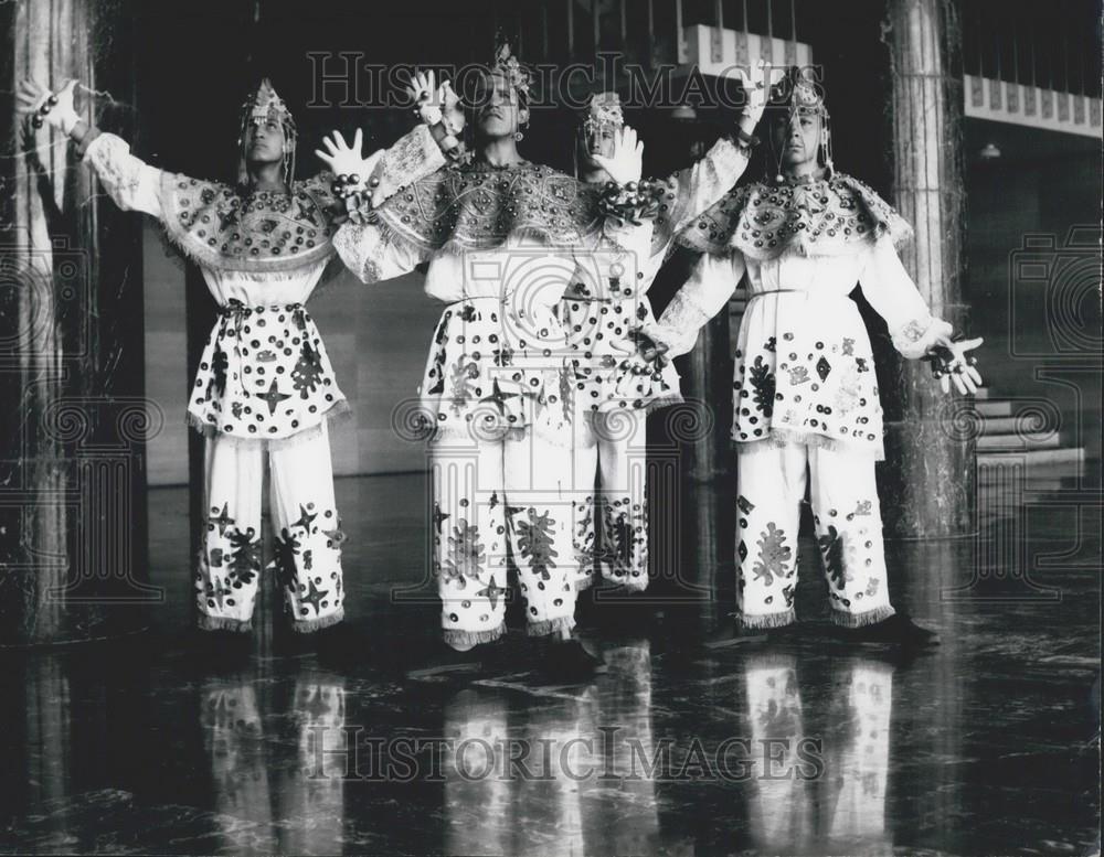 1968 Press Photo Dance Group From Otavalo Equador Ballet Centro Ecuatoriano - Historic Images