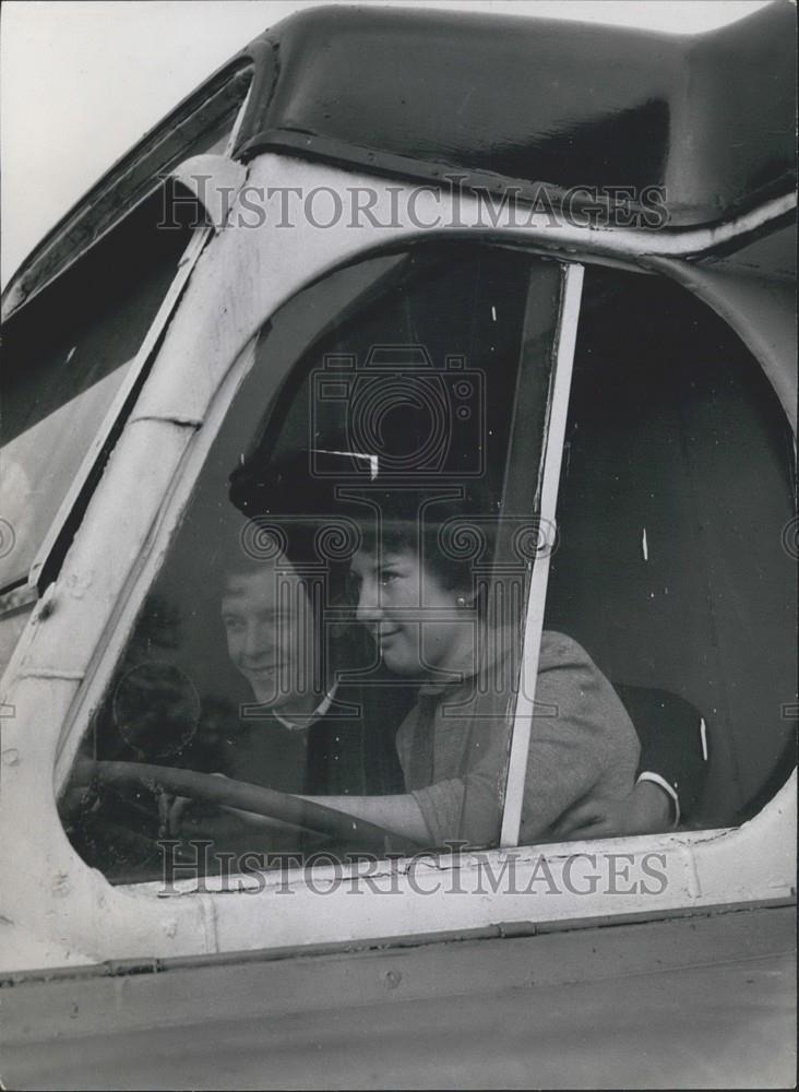 Press Photo Shirley and Gilbert  in their home,A bus - Historic Images