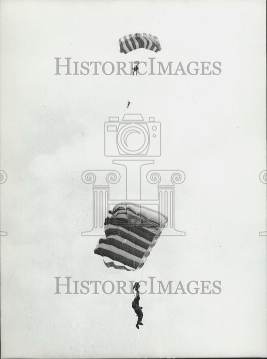 1977 Press Photo Czech Manuvres  "Philippos 77" Paroshuting In Greece - Historic Images