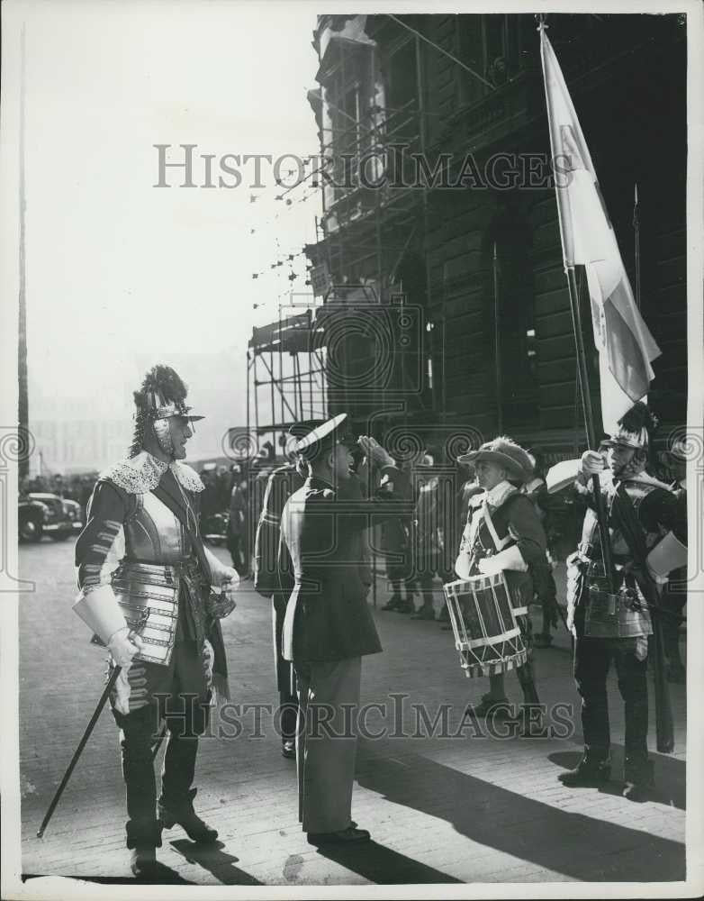 1954 Press Photo Gen. Gruenther Inspects the Pikemen - Historic Images