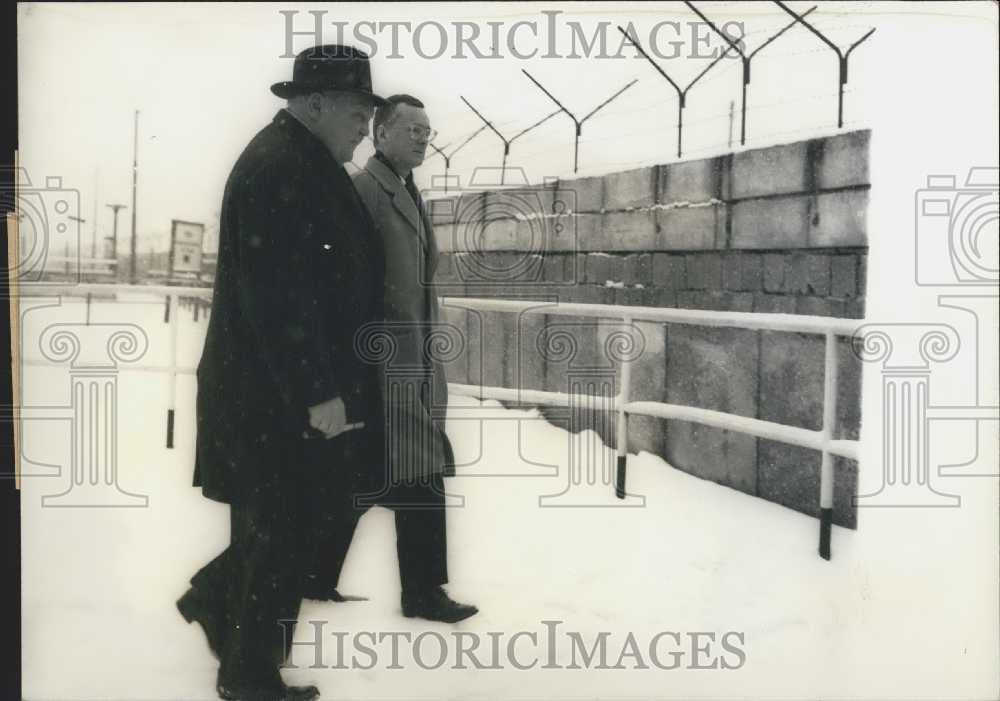 1962 Press Photo Vice Chancellor Prof. Erhard look at Berlin Wall - Historic Images