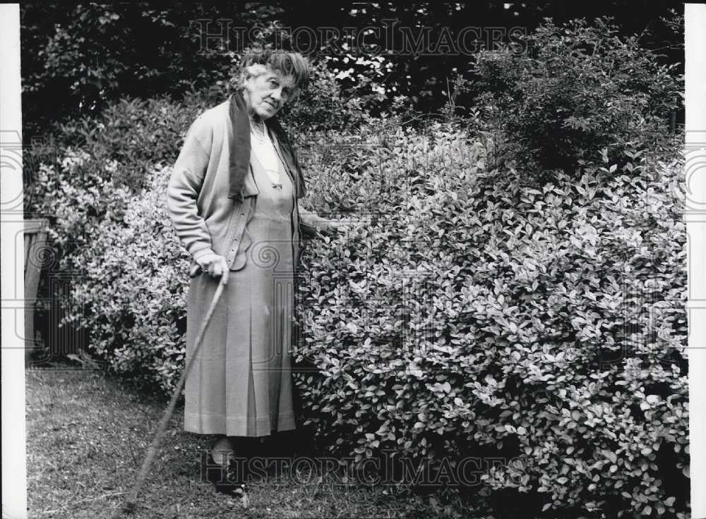 Press Photo In Her Garden - Historic Images