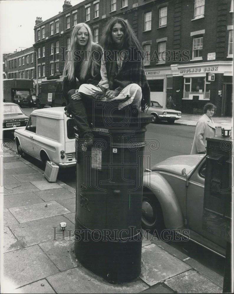 Press Photo Linda Ruth Charli Davis Members Stomp Musical Group Outside Vic - Historic Images