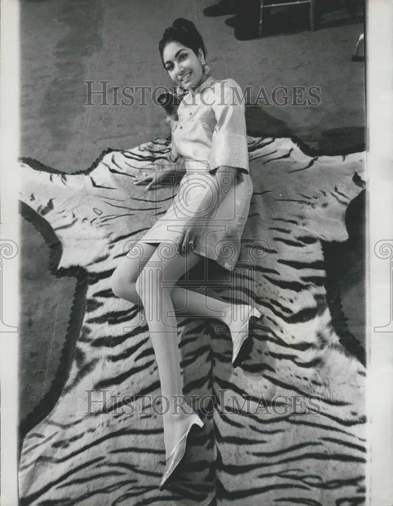 1967 Press Photo Miss World Reita Faria Modelling Mini Skirt - Historic Images