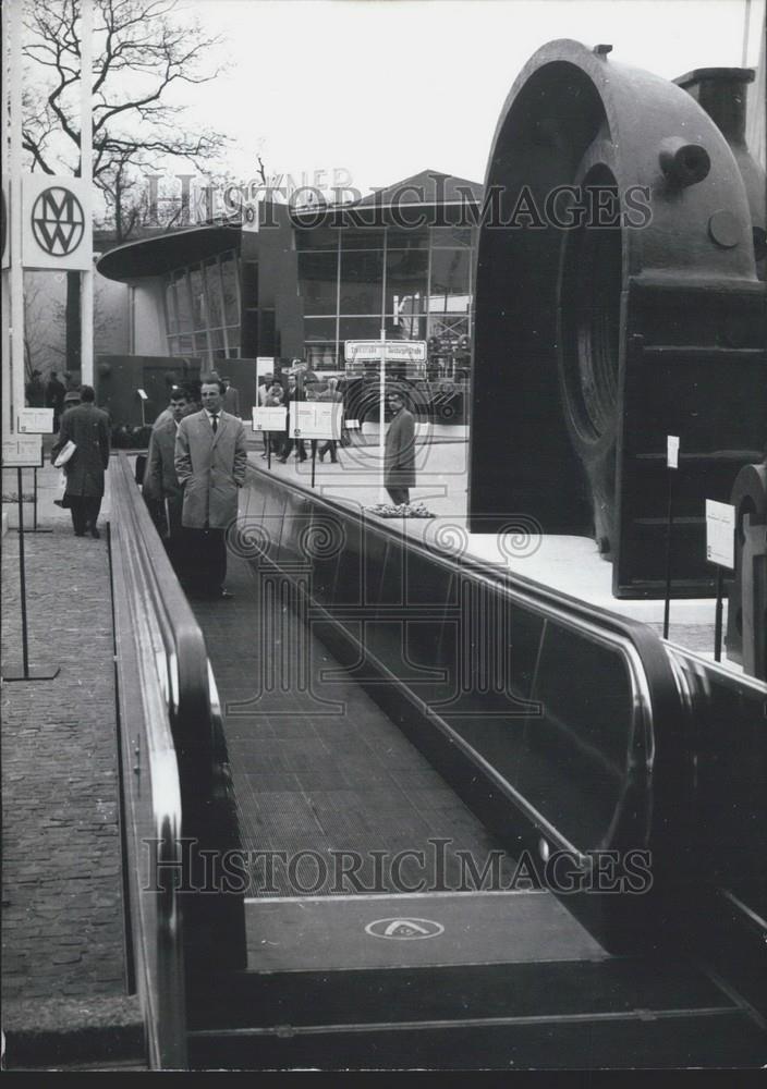 1962 Press Photo The new rolling pavement for pedestrians - Historic Images