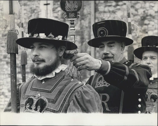 1968 Press Photo "The Yeomen of the Guard", opening at Queen Mary College - Historic Images