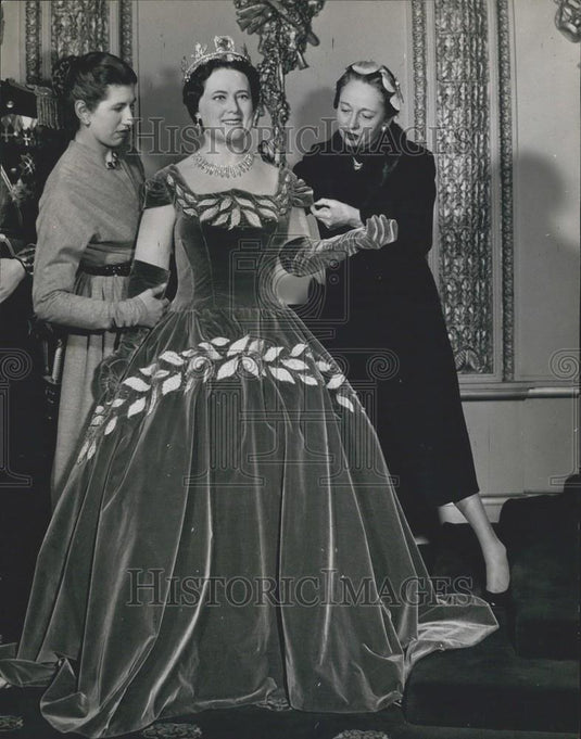 Press Photo Madame Tussaud's Queen Mother Figure Being Finished Bertrand Denise - Historic Images