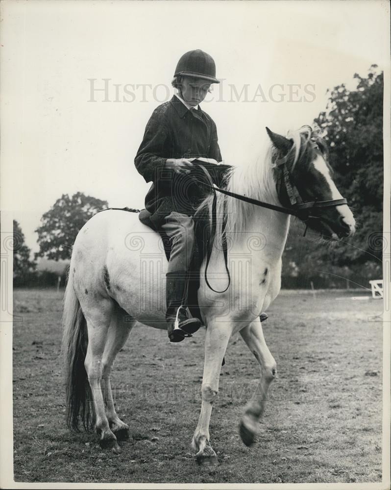 1953 Press Photo Wimbledon Branch Pony Club Camp Rider Vicar Bag-Hot Service - Historic Images