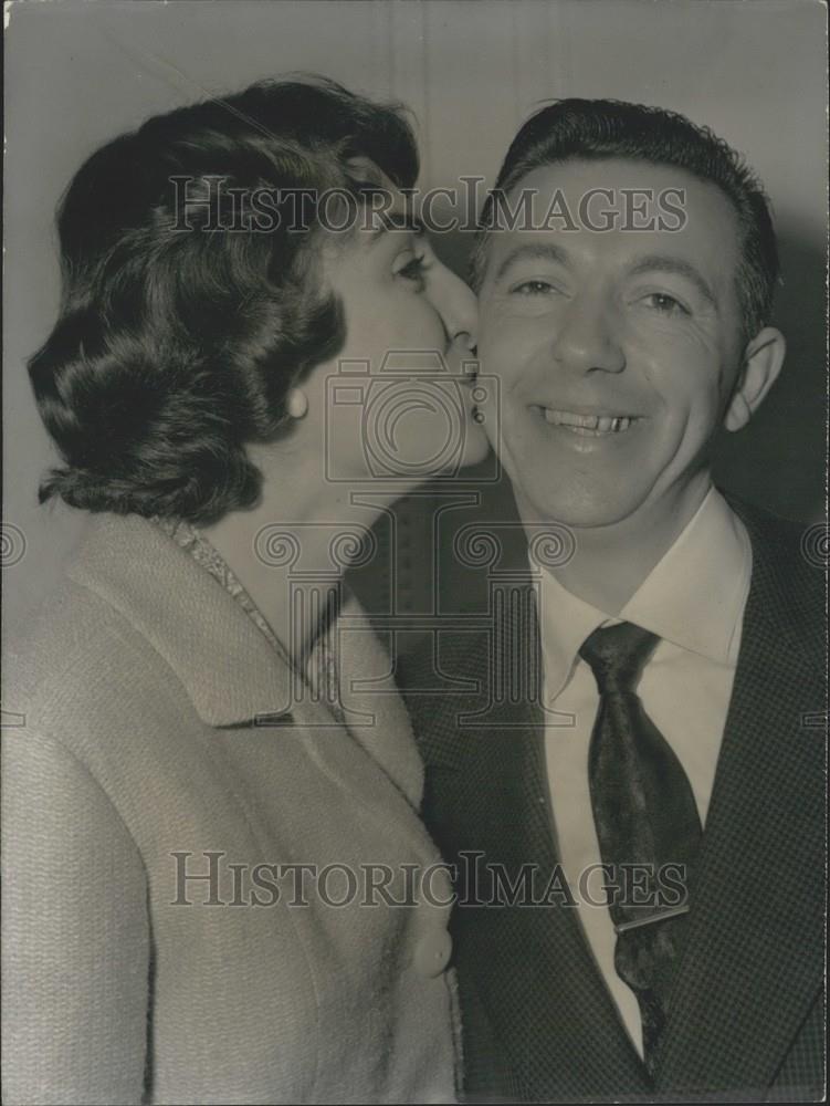 Press Photo Grand Prix De La Verite Winner M. Edmond Reboul Wife Reporter - Historic Images