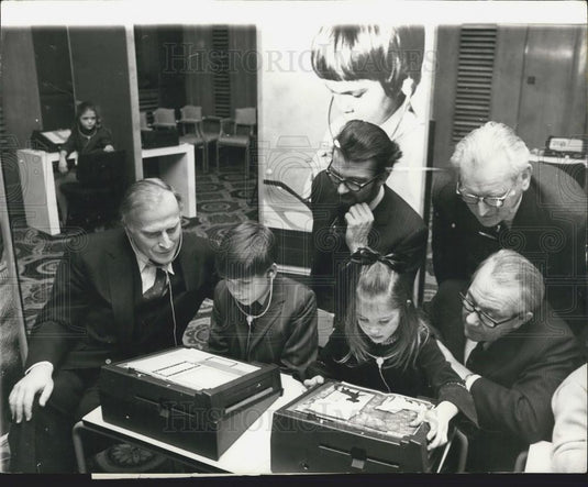 Press Photo The Talking Page Demonstration Yehudi Menuhin Jens Arup Hunter Diack - Historic Images