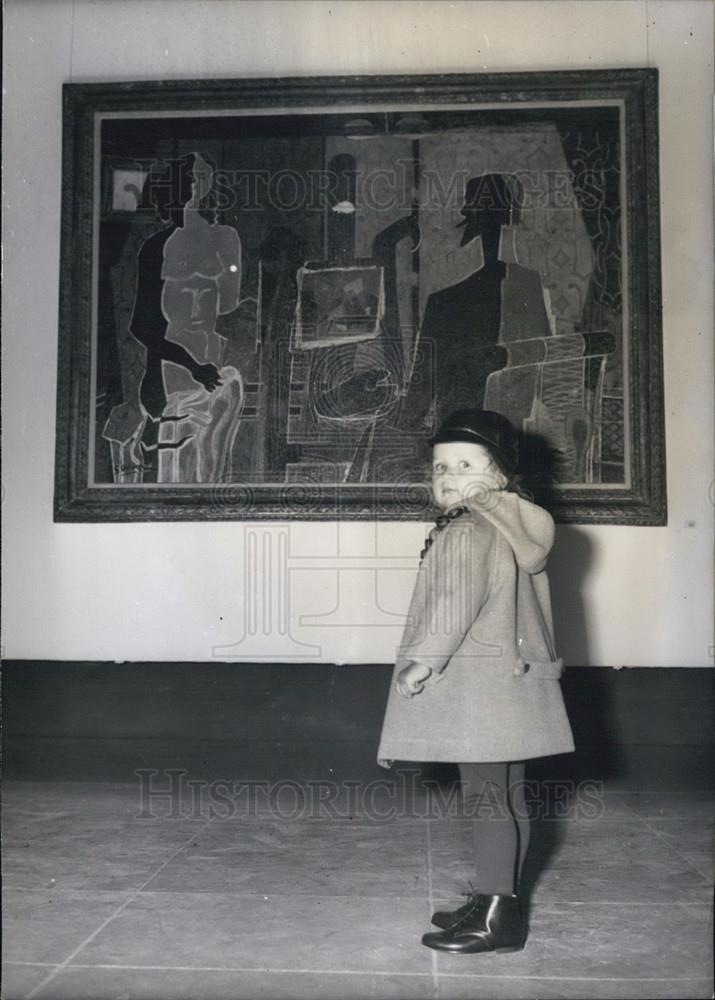 1963 Press Photo Small girl and an art exhibit - Historic Images