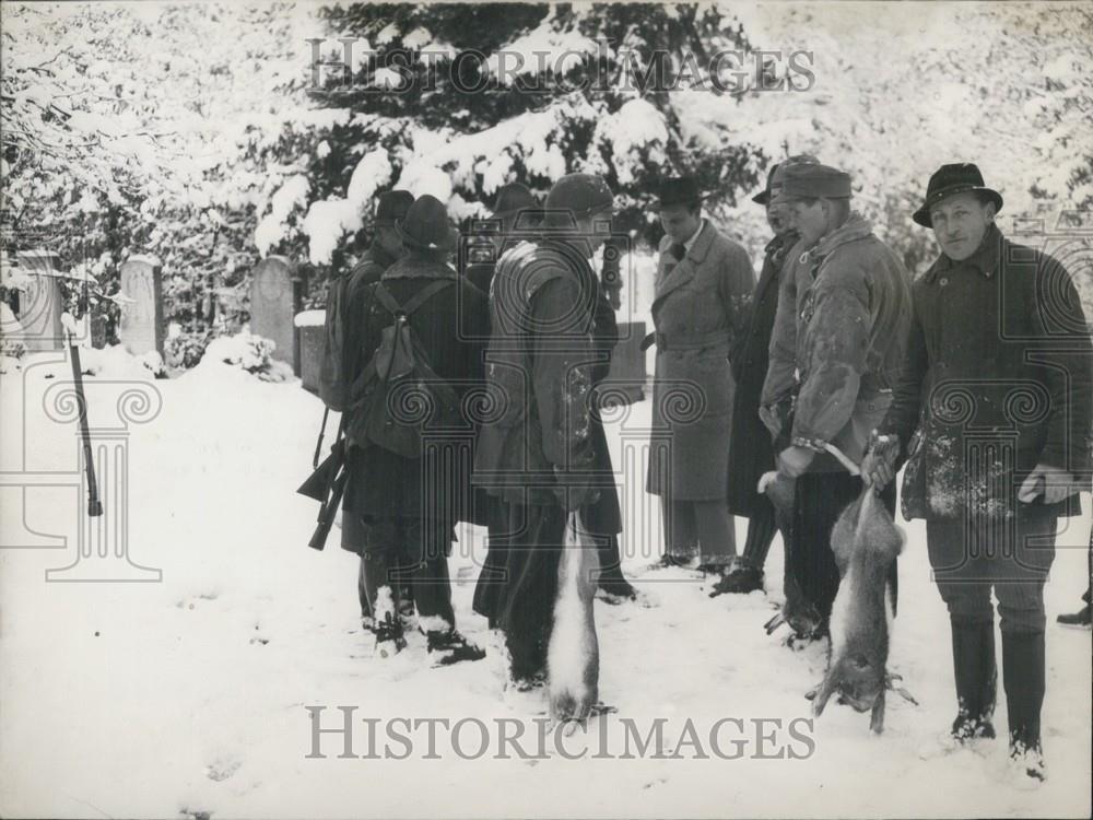 1952 Press Photo Hunting Rabbits In Munich&#39;s cemetery - Historic Images