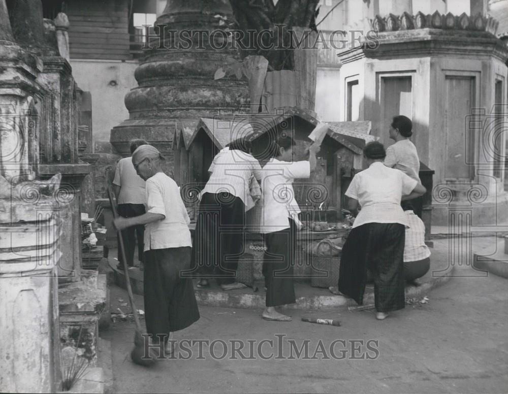 Press Photo Bangkok Ladies Burn Gold Silver Leaf Papers For Departed Heaven - Historic Images