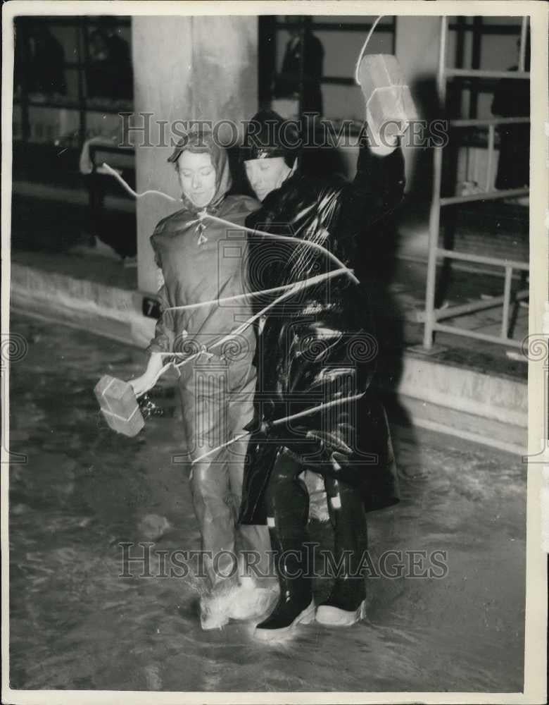 1958 Press Photo Jean Manchester Arthur Aveyard Testing Lifesaving Equipment - Historic Images