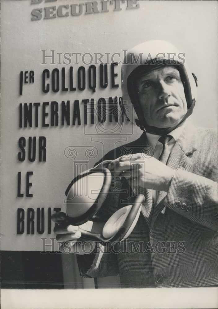 1959 Press Photo International Anti Noise Conference Introducing New Helmet - Historic Images