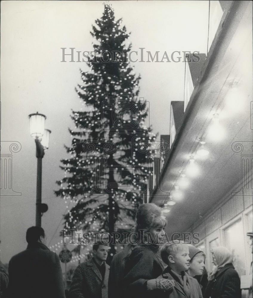 1963 Press Photo Christmas Tree In E Berlin Market In Frankfurter Alley - Historic Images