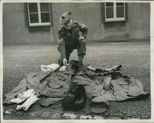 1954 Press Photo Sargent McPhee, Testing Army Clothing, Ministry of Supply - Historic Images
