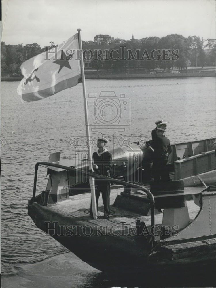 1955 Press Photo Soviet Flag, Ship - Historic Images